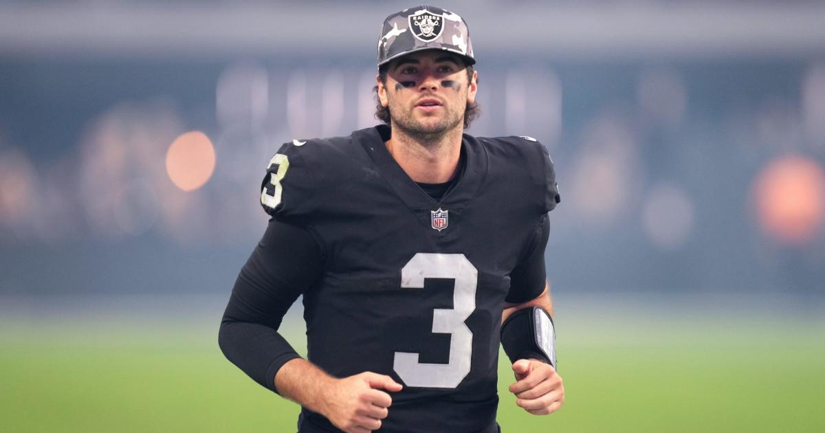 Raiders bench QB Derek Carr, will start Jarrett Stidham for final