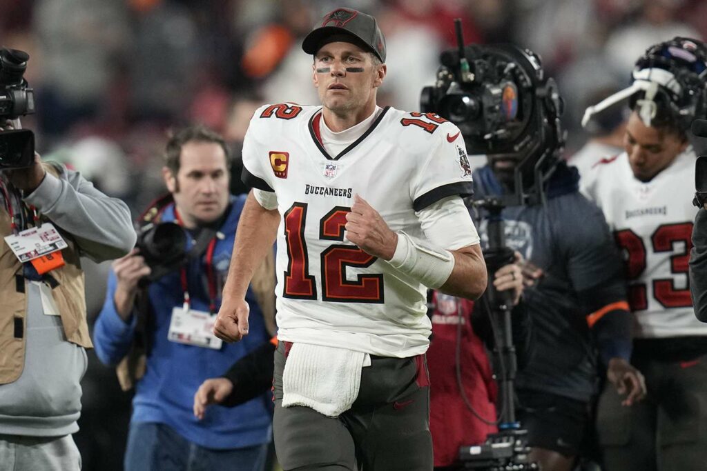 Raiders HOF WR Tim Brown gets honest about Tom Brady joining the team, plus, Travis Kelce takes a shot.