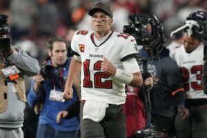 Raiders HOF WR Tim Brown gets honest about Tom Brady joining the team, plus, Travis Kelce takes a shot.