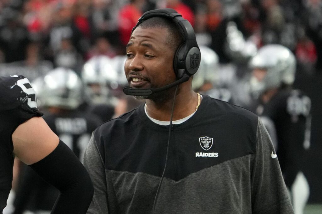 Raiders DC Patrick Graham coaching DE Maxx Crosby