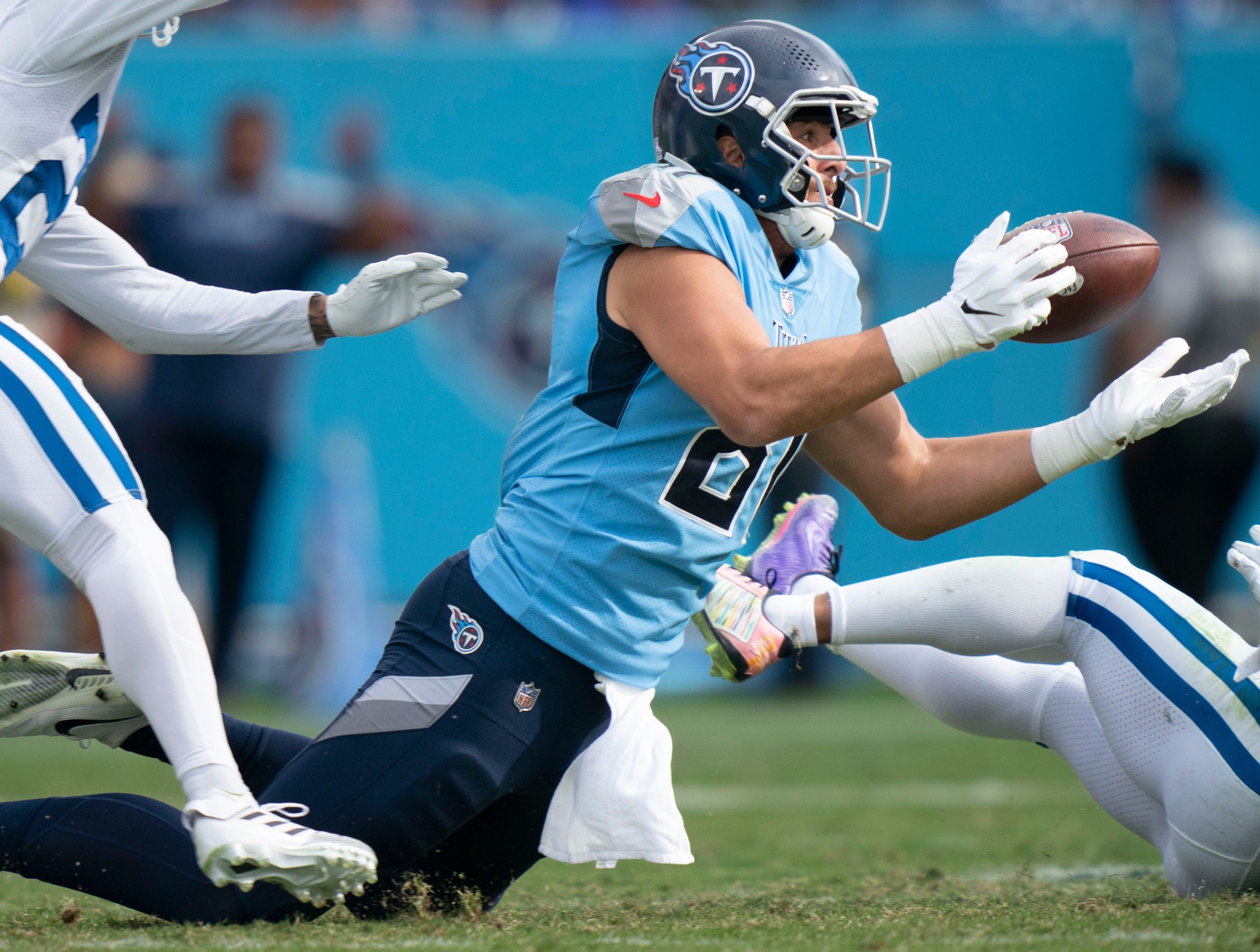 Tennessee Titans tight end Austin Hooper's juggling catch nets a 23-yard  gain