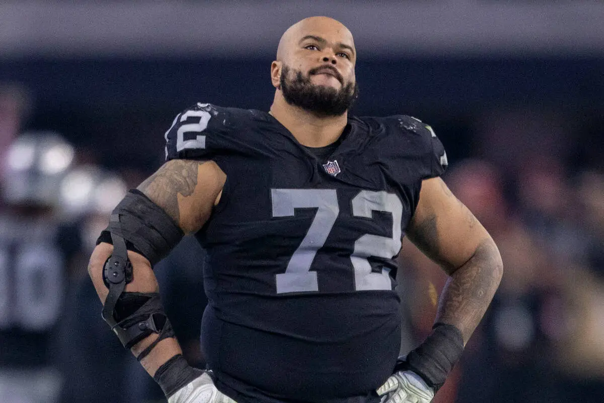 Las Vegas Raiders on X: We have signed unrestricted free agent OL Jermaine  Eluemunor.  / X