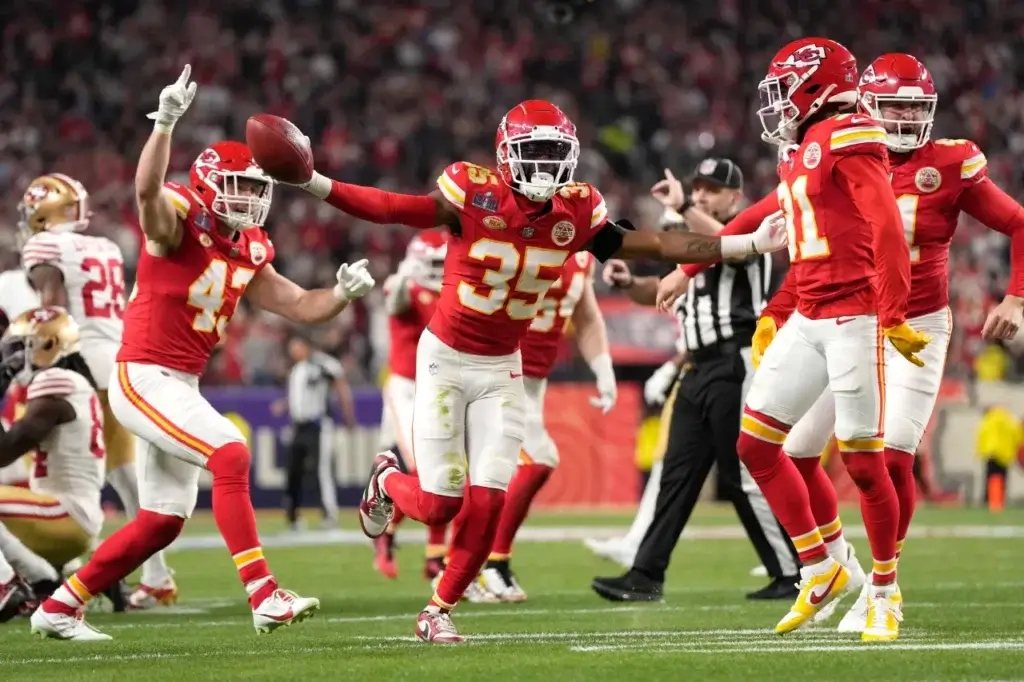 Kansas City Chiefs defense, cornerback Jaylen Watson