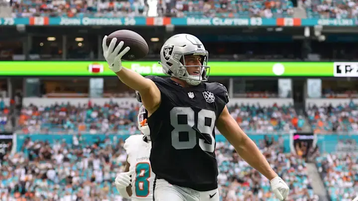 Las Vegas Raiders tight end Brock Bowers