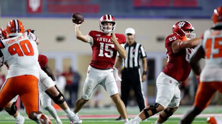 Raiders Draft: Indiana Hoosiers quarterback Fernando Mendoza attempts a pass against Illinois.